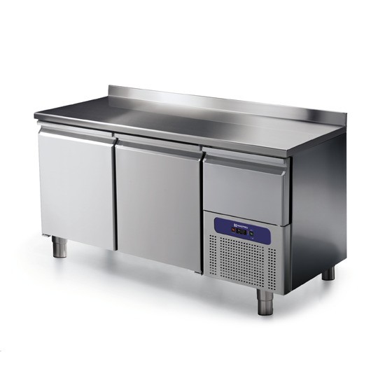 Tavoli refrigerati profondità 700 mm con alzatina con cassetto refrigerato su vano motore