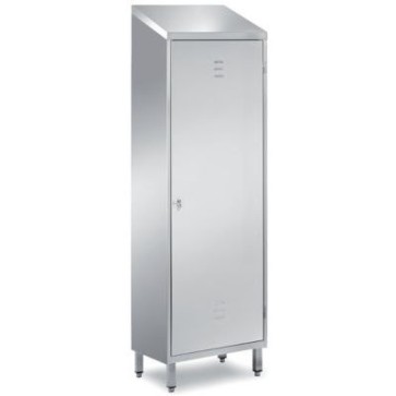 Armadio portascope con tetto inclinato, n.1 anta a battente con serratura, lato dx con 3 ripiani, lato sx vano portasecchio e porta scope