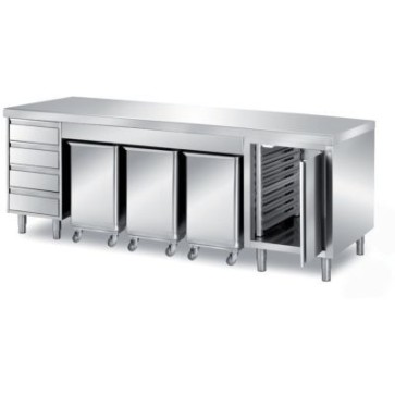 Tavolo pasticceria centrale composizione n°3, piano h=60mm raggiato su 2 fronti n°1 cassettiera a 4 cassetti + tre tramogge cpd/1 + elemento portateglie con battente mm 2300x900x850 h