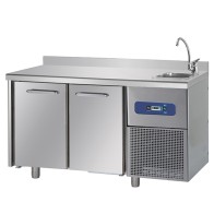 Tavolo refrigerato gastronorm 2 porte con lavabo lato a destra, piano di lavoro con alzatina